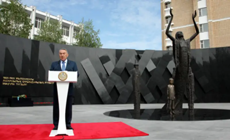 Глава государства возложил цветы к монументу памяти жертв голодомора (фото), фото - Новости Zakon.kz от 31.05.2012 16:45