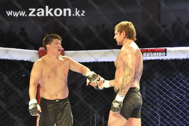 «Атилле» пришла «Смерть». Емельяненко выиграл в Алматы 18 бой в карьере (фото) «Атилле» пришла «Смерть». Емельяненко выиграл в Алматы 18 бой в карьере (фото), фото - Новости Zakon.kz от 22.12.2011 19:31