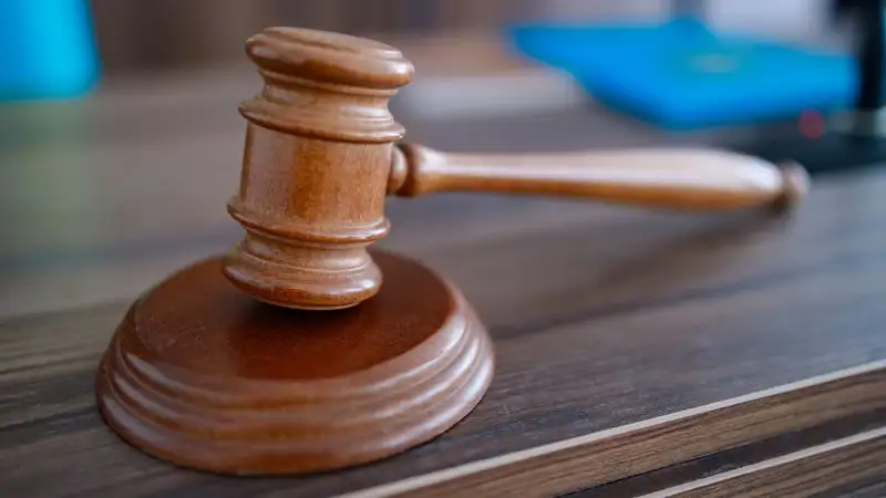 В Алматы полицейского осудили за помощь в возврате машины со штрафстоянки