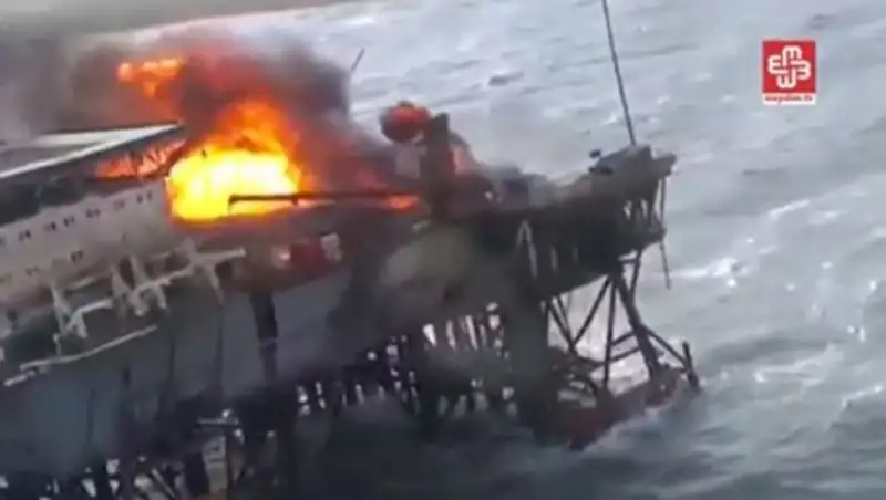 Спасатели ведут подводные поиски пропавших в Каспии нефтяников