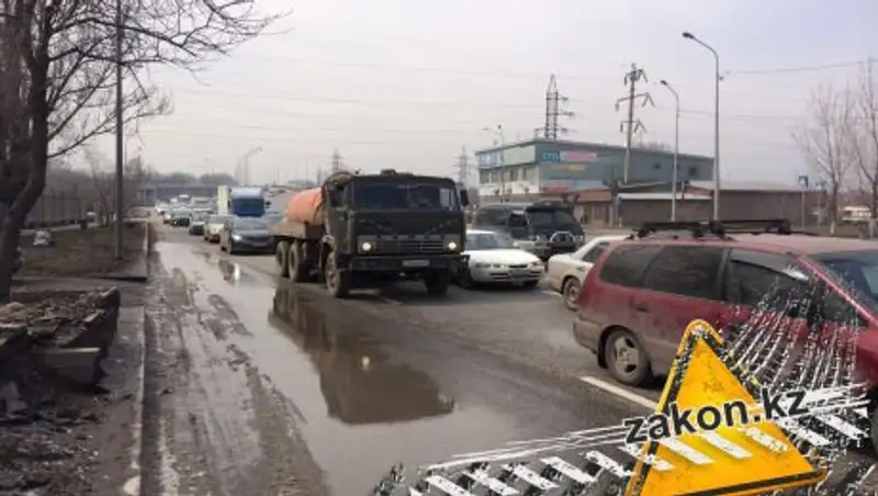 Из-за массовой аварии на проспекте Рыскулова в Алматы образовалась гигантская пробка