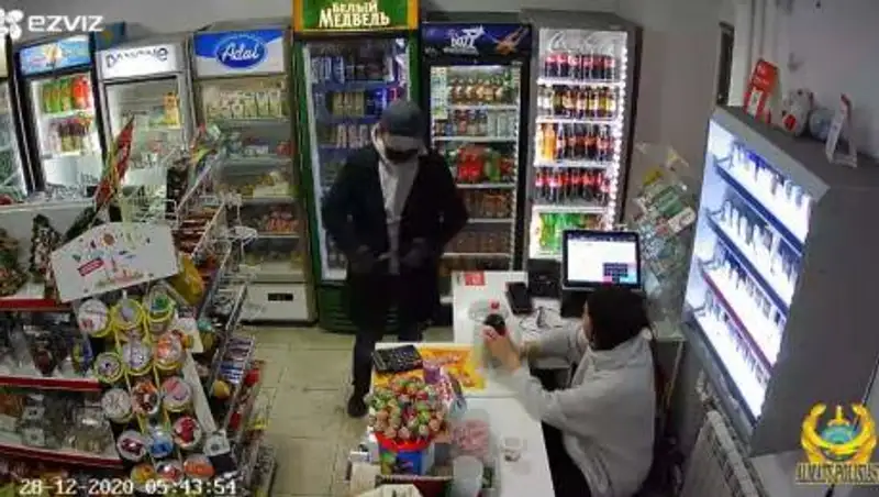 Узбекистанец с кухонным ножом ограбил два магазина в Алматы