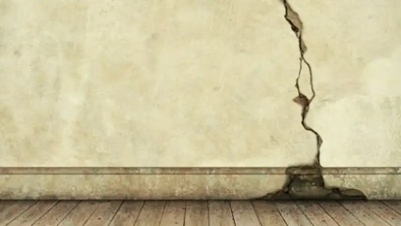 В Караганде жители трех многоэтажных домов опасаются ночевать в своих квартирах