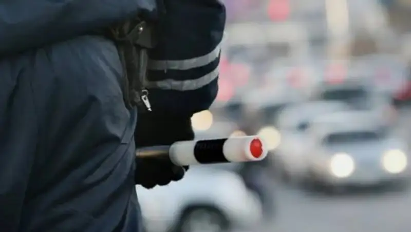 Водителя и полицейского оштрафовали за взятку в 1000 тенге