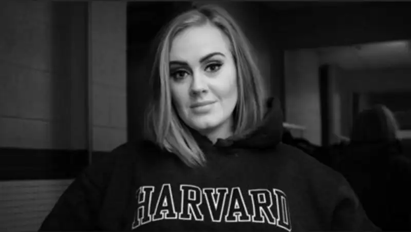 Адель выходит замуж