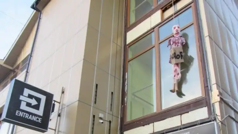 "Кровавый" манекен появился напротив прокуратуры СКО