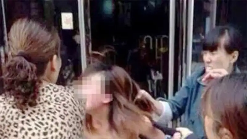 За супружескую измену женщину публично избили в торговом центре