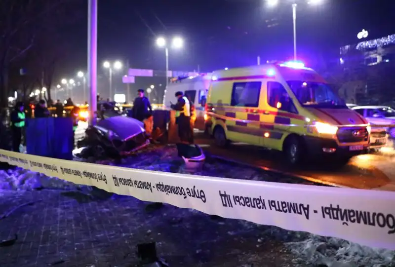 Автомобиль разорвало напополам, три человека погибли – ДТП в Алматы, фото - Новости Zakon.kz от 27.01.2023 05:17