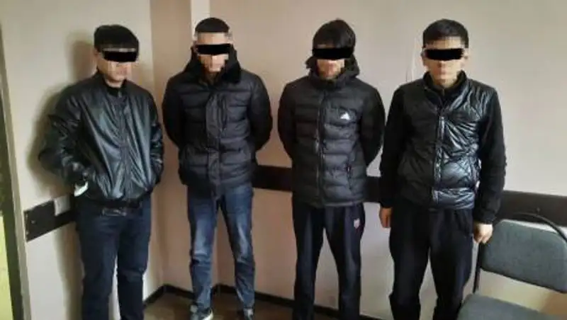 В Алматы молодые люди отбирали у прохожих телефоны и деньги
