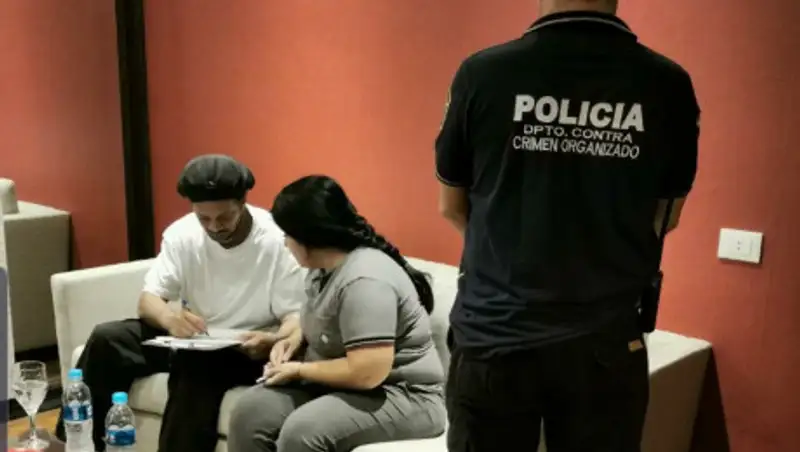 Роналдиньо грозит арест в Парагвае