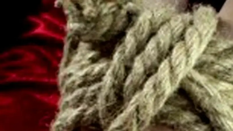 В Акмолинской области мужчина подвесил за ноги обидчика дочери 