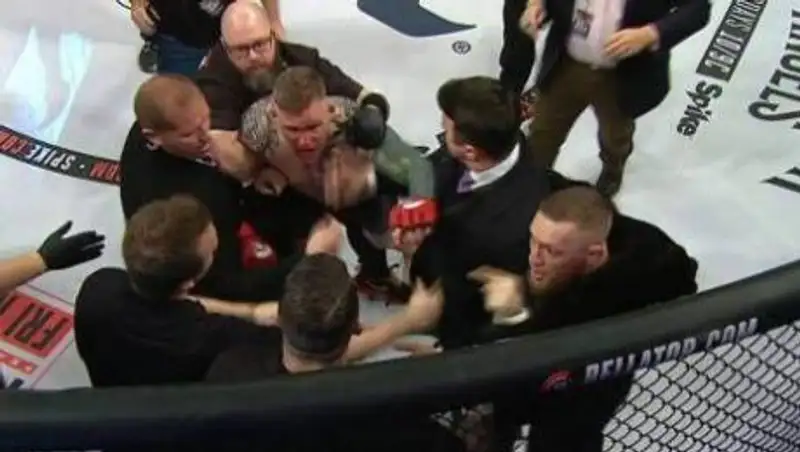 МакГрегор набросился на судью на турнире Bellator 187