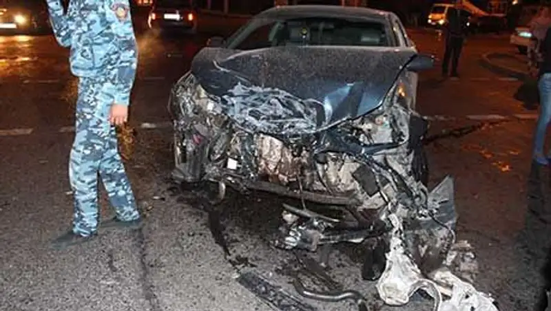 Сильное столкновение двух Тойот произошло на одном из перекрестков Алматы