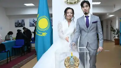 Молодожены проголосовали в Астане, фото - Новости Zakon.kz от 20.11.2022 12:31
