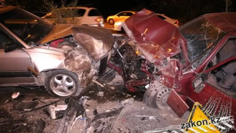 В Алматы Mercedes врезался в две машины на встречной полосе