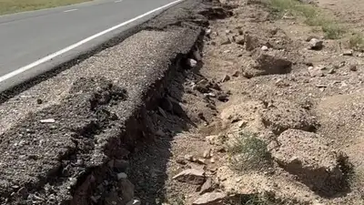Из-за дождей на трассе до МЦПС "Хоргос" рушится асфальт, фото - Новости Zakon.kz от 10.08.2023 14:53