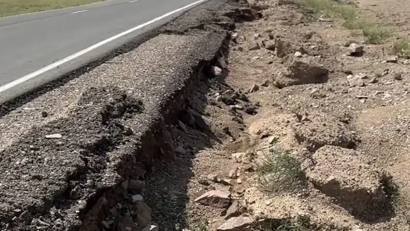 Дорога до МЦПС "Хоргос" начала рушиться из-за дождей в Жетысуской области
