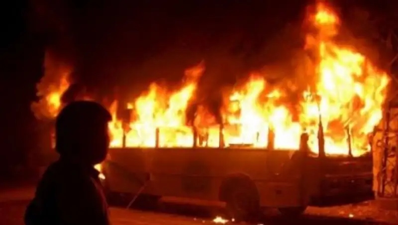 Восемь микроавтобусов сгорело на авторынке в Петербурге