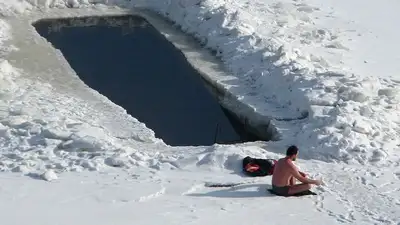 Рекорд Казахстана: житель столицы провел в проруби час и 15 минут, фото - Новости Zakon.kz от 04.03.2023 06:31