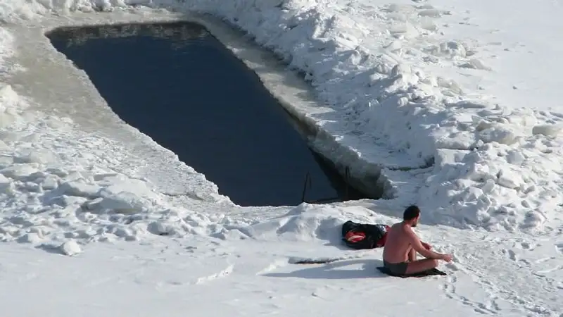 Рекорд Казахстана: житель столицы провел в проруби час и 15 минут