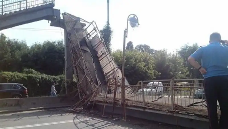 В Праге рухнул в реку пешеходный мост