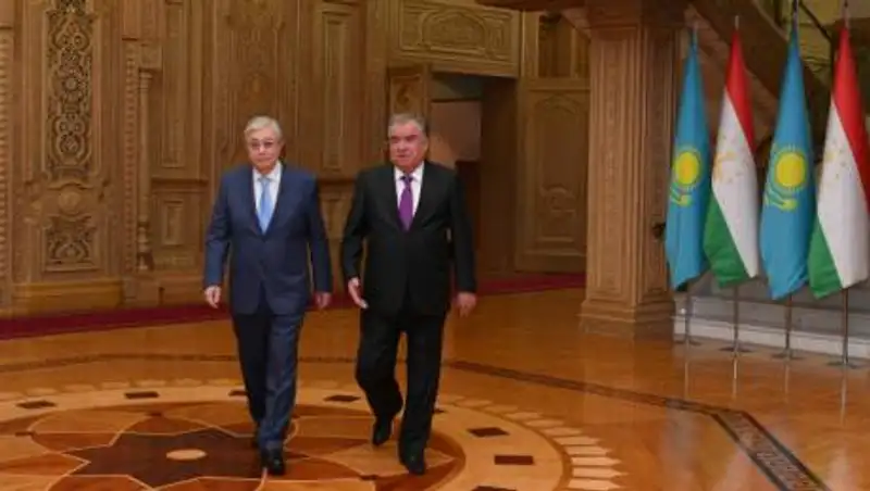 Токаев пригласил Рахмона в Казахстан