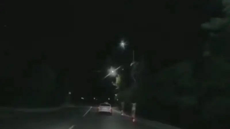 Арестованы парень с девушкой, катавшиеся голыми на самокатах в Алматы