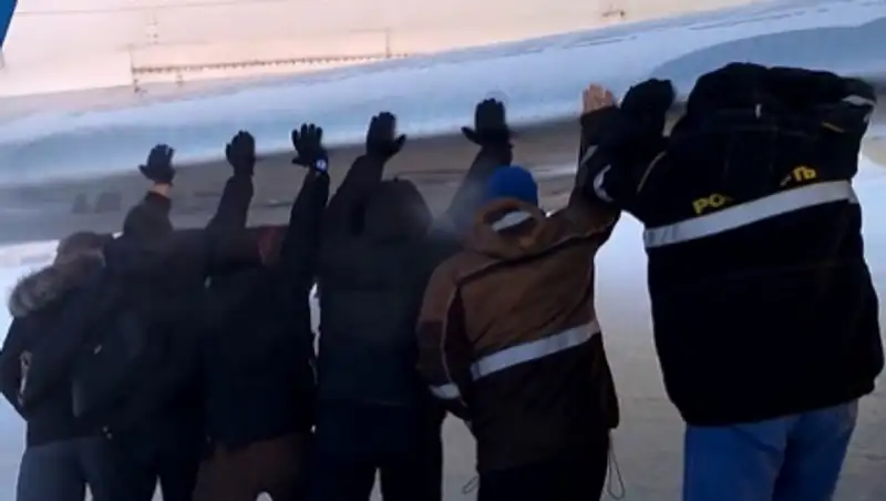 Несколько работников аэропорта Игарки уволены за выталкивание самолета пассажирами