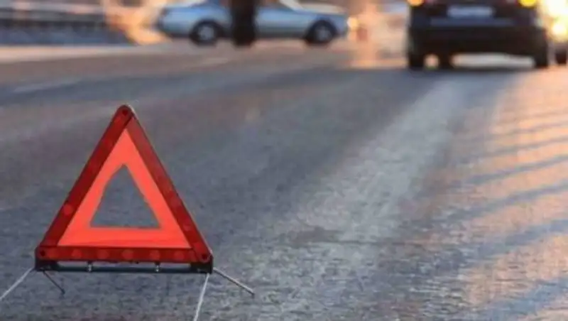 Грузовик сбил насмерть женщину на тротуаре после ДТП