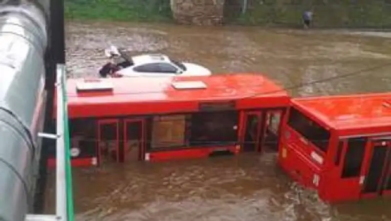 Автобус "утонул" после сильных дождей