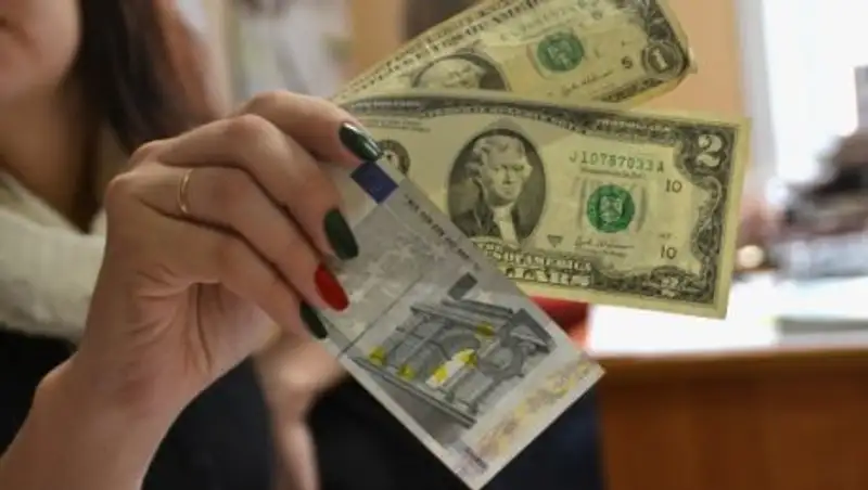 Курс евро рекордно упал к доллару на фоне объявлении Каталонии о независимости