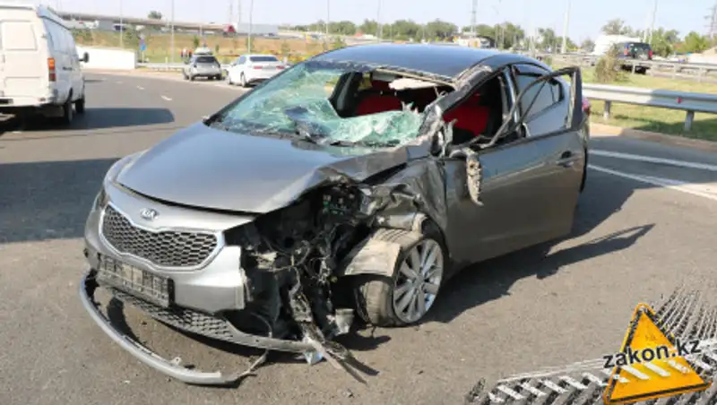 В Алматы Kia въехал в грузовик и опрокинулся на крышу, пострадала женщина