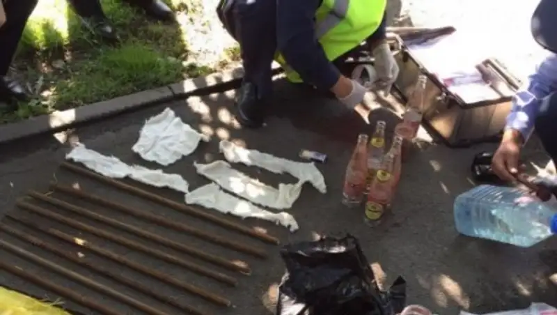 Полицейские у "Новой площади" в Алматы нашли арматуру и бутылки с керосином