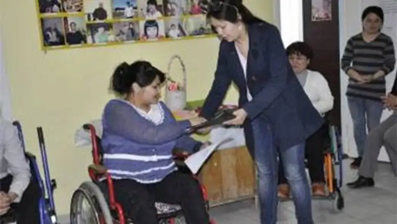 Инвалидам-колясочникам Уральска подарили 10 швейных машинок