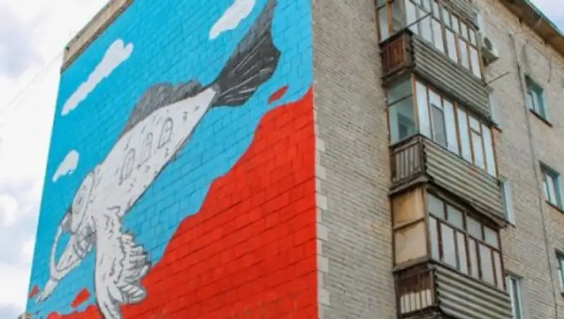 Известный художник разрисовал стену дома в Павлодаре 