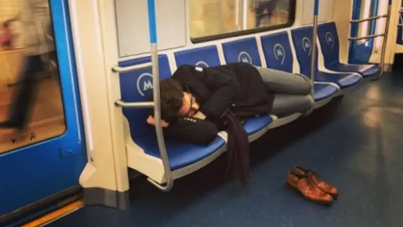 Спящий в метро Андрей Малахов попал на фото