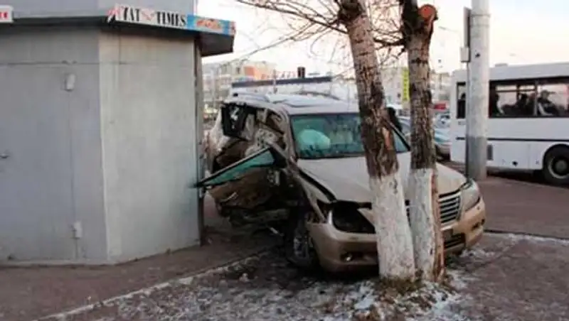 В Астане Lexus врезался в газетный киоск, есть пострадавшие (фото), фото - Новости Zakon.kz от 21.11.2013 17:22