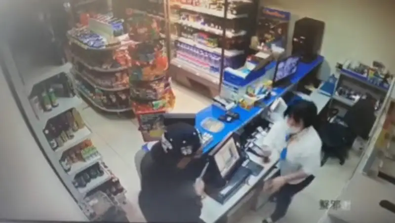 Попытка ограбления на АЗС в Актобе попала на видео