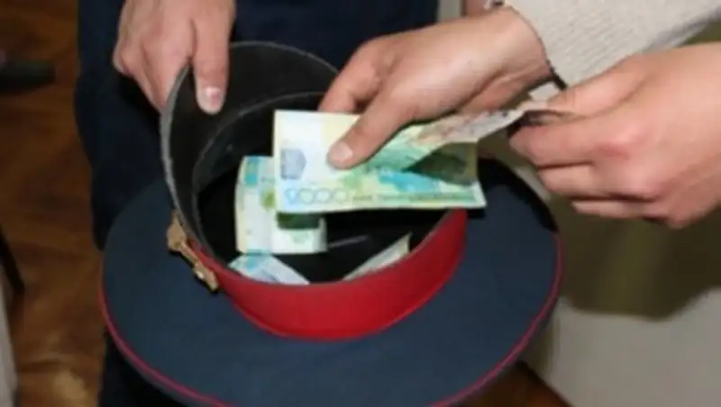 Двое высокопоставленных полицейских задержаны за получение взятки в Алматинской области