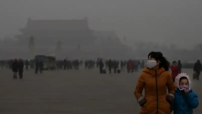Власти Пекина вновь объявили красную тревогу из-за смога