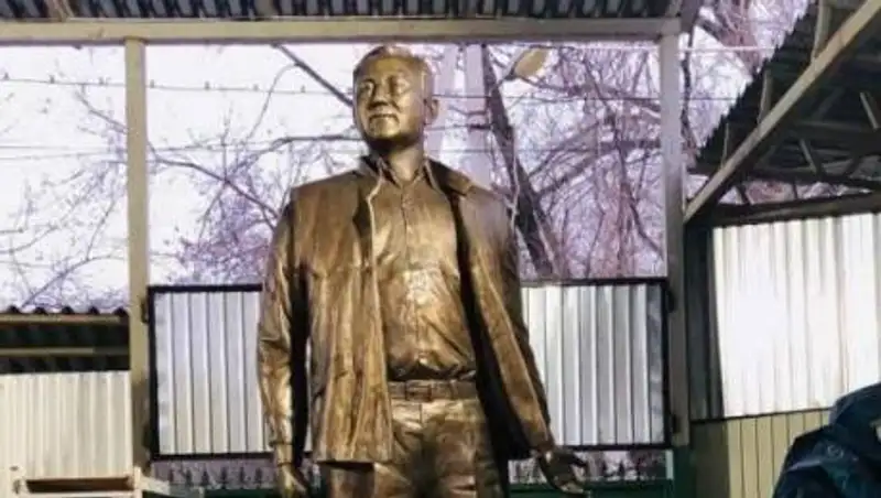 Перуашев рассказал, кто заказал скульптуру Елбасы с нашумевшего фото