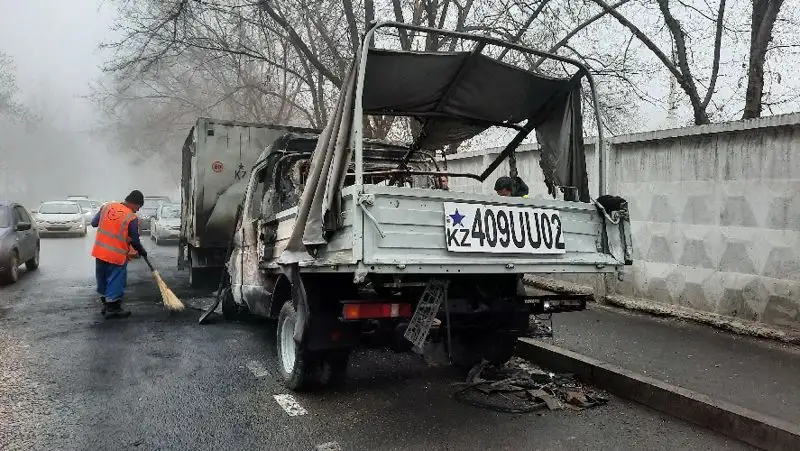 В Алматы проходят работы по уборке территории после беспорядков
