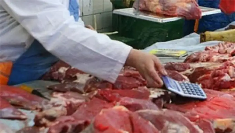 На кокшетауском базаре торговцы мясом взбунтовались против налоговиков, фото - Новости Zakon.kz от 29.10.2013 15:28