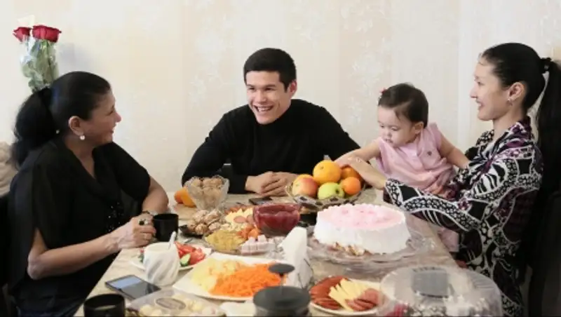 Как лучший боксер мира-2014 отметил свой день рождения или в гостях у семьи Елеусиновых