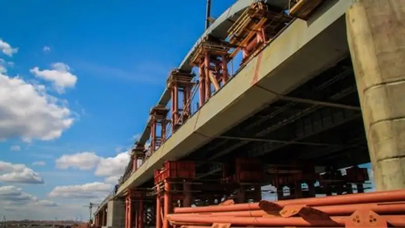 Павлодарские спасатели ищут маляра, упавшего в Иртыш с нового моста