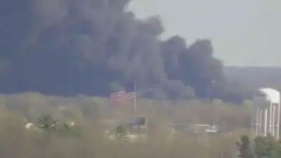 Больше двух тысяч жителей эвакуируют из-за пожара на заводе переработки отходов в США , фото - Новости Zakon.kz от 12.04.2023 06:36