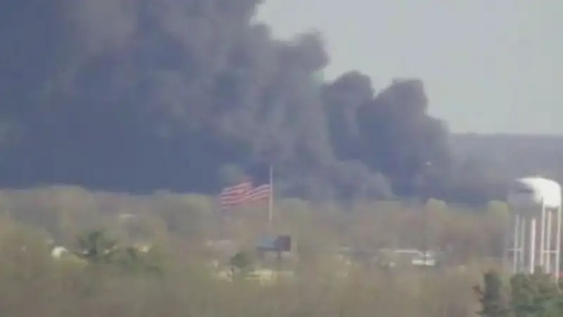 Больше двух тысяч жителей эвакуируют из-за пожара на заводе переработки отходов в США