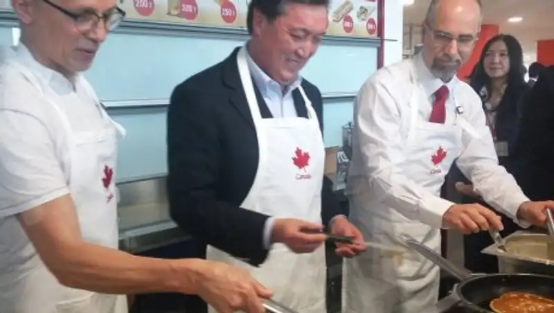 Вице-премьер Аскар Мамин приготовил блинчики на стадионе в Астане