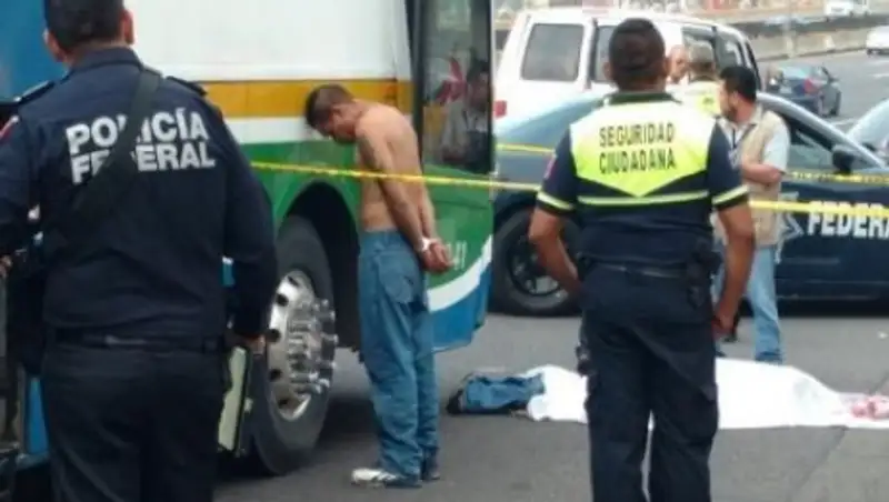 Пассажиры автобуса в Мексике до смерти забили грабителя