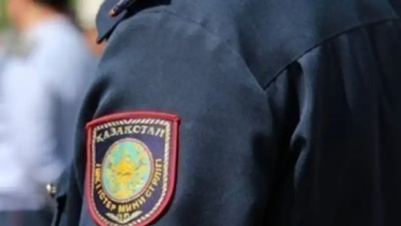 Полицейского, который спас повисшего на карнизе мужчину, отблагодарили в ДВД